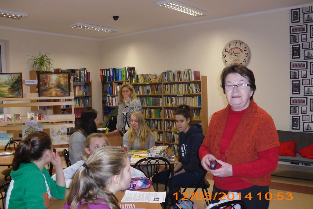 przygotowywanie-dekoracji-biblioteka-strzebielino
