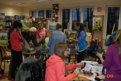 przygotowywanie-dekoracji-biblioteka-strzebielino